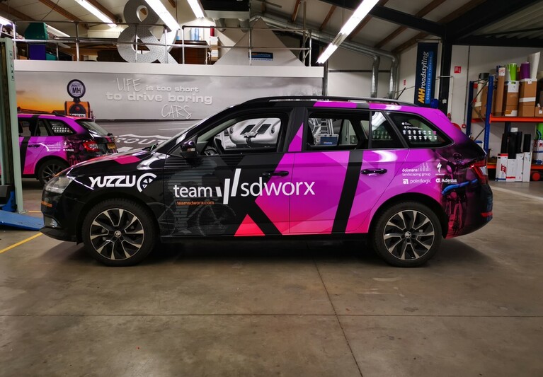 Dolmans sdworx wielerploeg Skoda Fabia 2 L