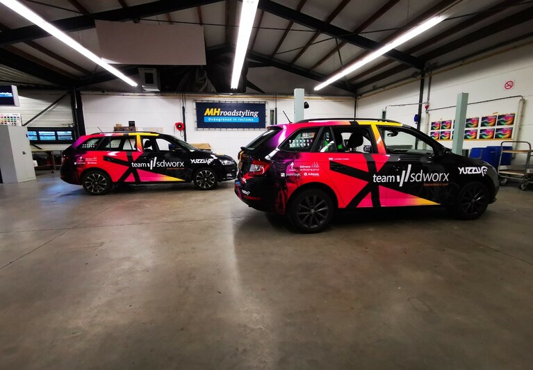 Dolmans sdworx wielerploeg Skoda Fabia 1en2